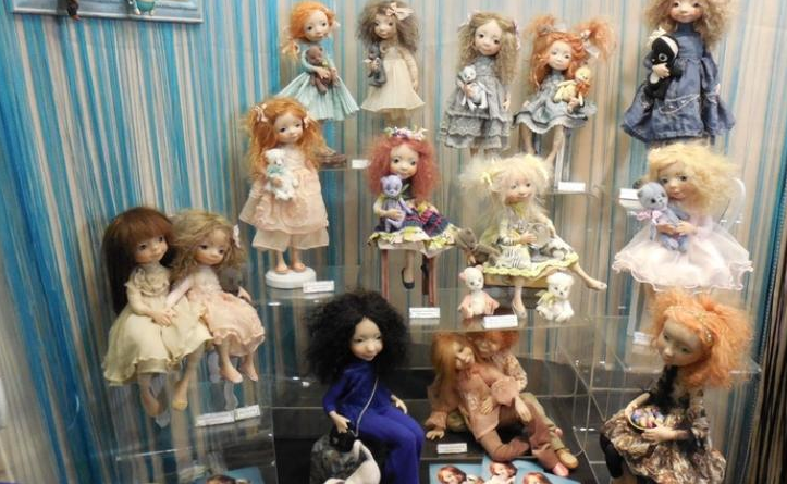 Exhibition of products from the batik and author’s dolls